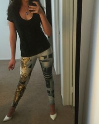 Крошка в обтягивающем боди разделась перед зеркалом и засветила киску 1 фотография Крошка в обтягивающем боди разделась перед зеркалом и засветила киску 1 фотография