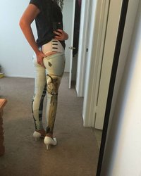 Крошка в обтягивающем боди разделась перед зеркалом и засветила киску 2 фотография Крошка в обтягивающем боди разделась перед зеркалом и засветила киску 2 фотография