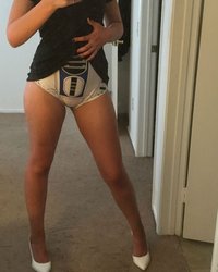 Крошка в обтягивающем боди разделась перед зеркалом и засветила киску 5 фотография Крошка в обтягивающем боди разделась перед зеркалом и засветила киску 5 фотография