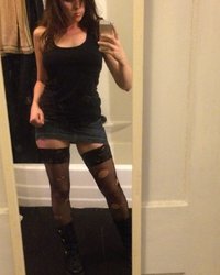 Длинноногая брюнетка в чулках позирует в квартире и на лестничной площадке 13 фотография Длинноногая брюнетка в чулках позирует в квартире и на лестничной площадке 13 фотография