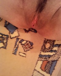 Телка снимает на смартфон свою розовую пизду 3 фотография