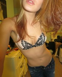 Горячие селфи пошлячки в джинсах и нижнем белье из спальни 8 фотография Горячие селфи пошлячки в джинсах и нижнем белье из спальни 8 фотография