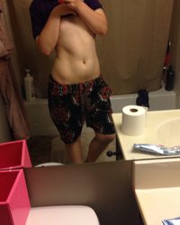 Девка скрывает лицо и снимает на камеру свой живот 4 фотография Девка скрывает лицо и снимает на камеру свой живот 4 фотография