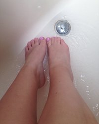 Девка скрывает лицо и снимает на камеру свой живот 5 фотография Девка скрывает лицо и снимает на камеру свой живот 5 фотография