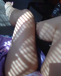 Девка скрывает лицо и снимает на камеру свой живот 8 фотография Девка скрывает лицо и снимает на камеру свой живот 8 фотография