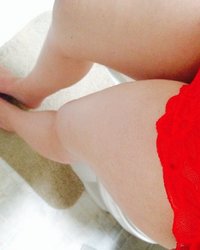 Женщина крупным планом снимаю свою толстую попку и позирует голышом 6 фотография