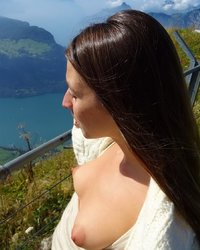 Красивая леди светит пиздой в общественных местах 8 фотография Красивая леди светит пиздой в общественных местах 8 фотография