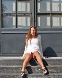 Красивая леди светит пиздой в общественных местах 13 фотография Красивая леди светит пиздой в общественных местах 13 фотография