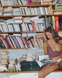 Молодуха с длинными ножками светит волосатой щелью в разной обстановке 13 фотография Молодуха с длинными ножками светит волосатой щелью в разной обстановке 13 фотография