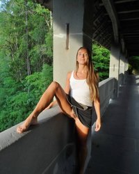 Стройная молодуха на свежем воздухе ласкает пальцами мохнатую щель 13 фотография Стройная молодуха на свежем воздухе ласкает пальцами мохнатую щель 13 фотография