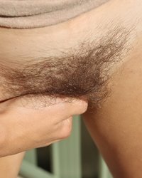 Стройная молодуха на свежем воздухе ласкает пальцами мохнатую щель 1 фотография Стройная молодуха на свежем воздухе ласкает пальцами мохнатую щель 1 фотография