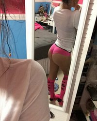 Девушка регулярно снимает на камеру упругую попку в стрингах и порой позирует голышом 23 фотография Девушка регулярно снимает на камеру упругую попку в стрингах и порой позирует голышом 23 фотография