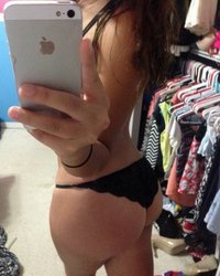 Девушка регулярно снимает на камеру упругую попку в стрингах и порой позирует голышом 24 фотография Девушка регулярно снимает на камеру упругую попку в стрингах и порой позирует голышом 24 фотография