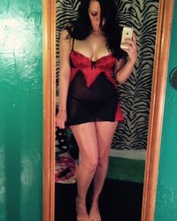 Грудастая дама делает обнаженное селфи киски с пирсингом 1 фотография Грудастая дама делает обнаженное селфи киски с пирсингом 1 фотография