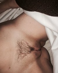 Грудастая дама делает обнаженное селфи киски с пирсингом 7 фотография Грудастая дама делает обнаженное селфи киски с пирсингом 7 фотография