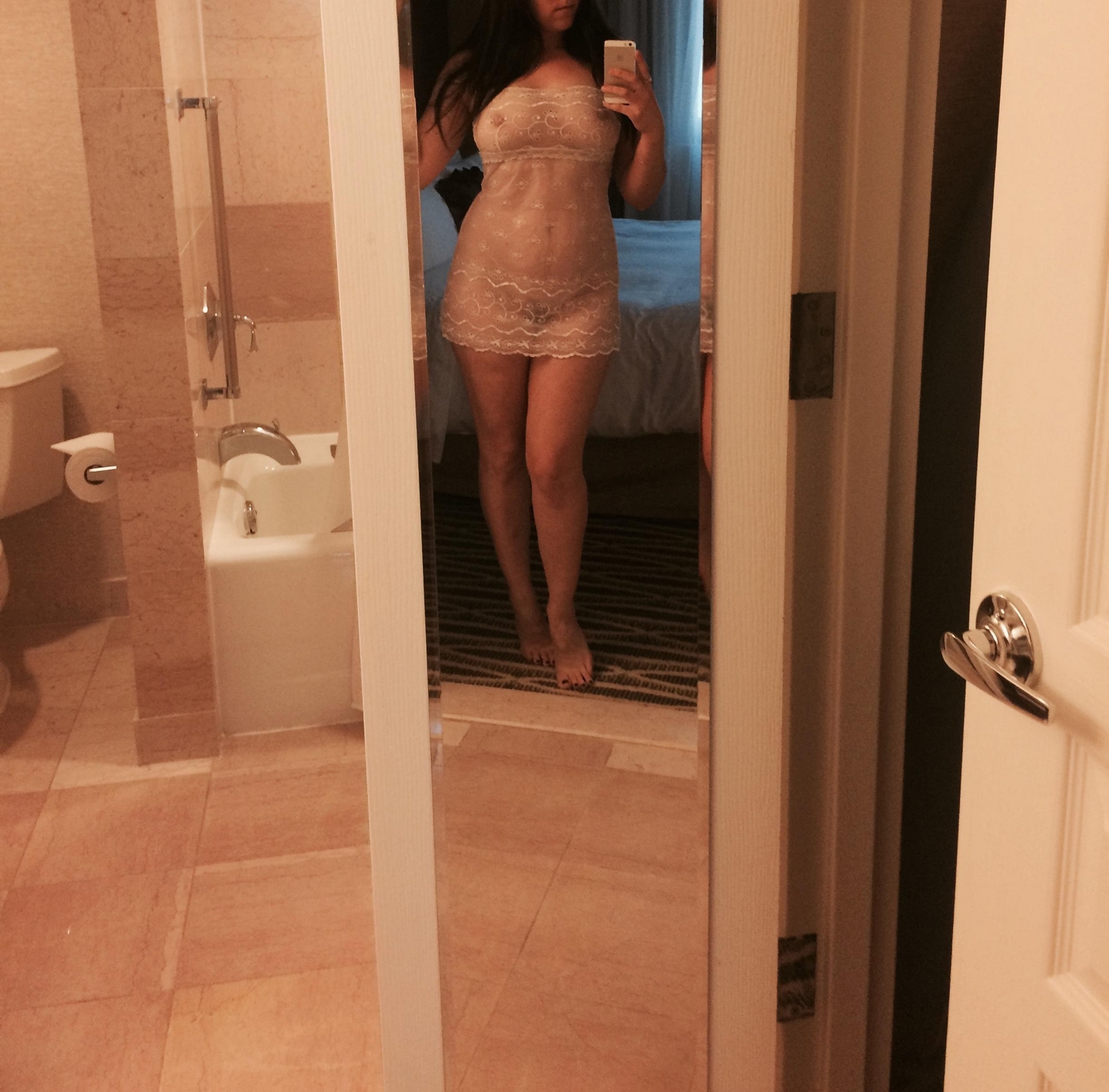 Грудастая дама делает обнаженное селфи киски с пирсингом 9 фото