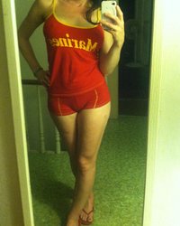 Стройная девка с большими сиськами делает селфи без одежды 2 фотография