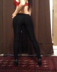 Длинноногая брюнетка светит голой пиздой и большими сиськами 14 фотография