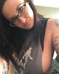 Татуированная модель светит сиськами в домашней обстановке 1 фотография Татуированная модель светит сиськами в домашней обстановке 1 фотография