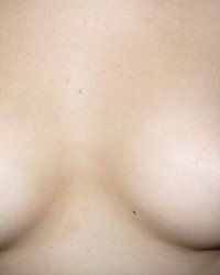 Молодуха в стрингах светит упругой попкой перед хахалем и сосет его ствол 4 фотография