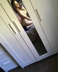 Сексапильная брюнетка с упругими сиськами делает селфи 1 фотография Сексапильная брюнетка с упругими сиськами делает селфи 1 фотография