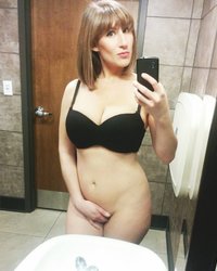 Грудастая модель перед камерой показывает обнаженное тело 1 фотография Грудастая модель перед камерой показывает обнаженное тело 1 фотография