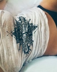 Грудастая модель перед камерой показывает обнаженное тело 10 фотография Грудастая модель перед камерой показывает обнаженное тело 10 фотография