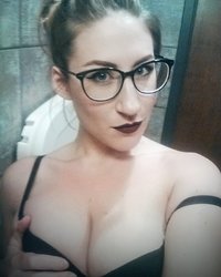 Модель с красивыми глазами и большими дойками позирует голышом 6 фотография Модель с красивыми глазами и большими дойками позирует голышом 6 фотография