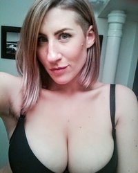 Модель с красивыми глазами и большими дойками позирует голышом 15 фотография Модель с красивыми глазами и большими дойками позирует голышом 15 фотография