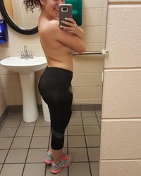 Толстозадая баба в ванной комнате ласкает пилотку вибратором 8 фотография Толстозадая баба в ванной комнате ласкает пилотку вибратором 8 фотография