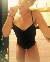 Длинноногая девица светит обнаженным телом перед камерой на фоне стены 1 фотография Длинноногая девица светит обнаженным телом перед камерой на фоне стены 1 фотография