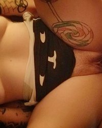 Татуированная брюнетка делает селфи и сосет член любовнику 9 фотография Татуированная брюнетка делает селфи и сосет член любовнику 9 фотография