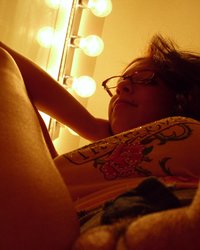 Брюнетка с сексуальной фигурой позирует голышом 16 фотография