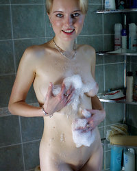 Красавица купается в душе и красуется своими сиськами 2 фотография Красавица купается в душе и красуется своими сиськами 2 фотография