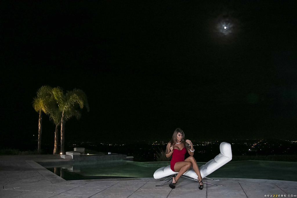 Нимфа разделась ночью у бассейна и показала силиконовые сиськи 5 фото