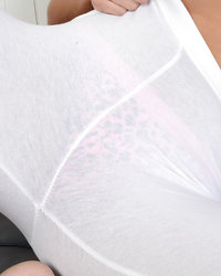 Баловница сняла розовое белье и растянула пальчикам киску 1 фотография Баловница сняла розовое белье и растянула пальчикам киску 1 фотография