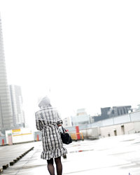 Узкоглазая дама засунула розовый вибратор в трусы 1 фотография Узкоглазая дама засунула розовый вибратор в трусы 1 фотография