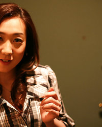 Узкоглазая дама засунула розовый вибратор в трусы 6 фотография Узкоглазая дама засунула розовый вибратор в трусы 6 фотография