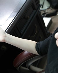 Футболист отодрал в рот и киску грудастую чиксу в чулках 1 фотография Футболист отодрал в рот и киску грудастую чиксу в чулках 1 фотография