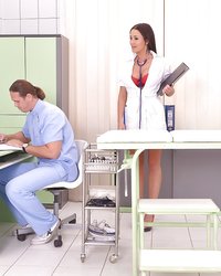 Санитар соблазнил сексуальную медсестру и трахнул ее в розовую щель 1 фотография Санитар соблазнил сексуальную медсестру и трахнул ее в розовую щель 1 фотография