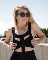 Блондинка показывает трусики под платьем в публичных местах 7 фотография Блондинка показывает трусики под платьем в публичных местах 7 фотография