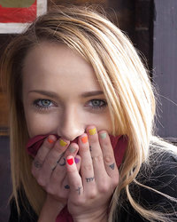 Блондинка показывает трусики под платьем в публичных местах 11 фотография Блондинка показывает трусики под платьем в публичных местах 11 фотография