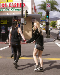 Блондинка показывает трусики под платьем в публичных местах 12 фотография Блондинка показывает трусики под платьем в публичных местах 12 фотография