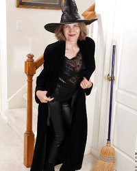 Старуха в черном пальто и шляпе раздевается в прихожей 2 фотография Старуха в черном пальто и шляпе раздевается в прихожей 2 фотография