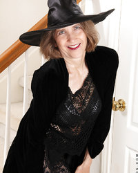 Старуха в черном пальто и шляпе раздевается в прихожей 4 фотография Старуха в черном пальто и шляпе раздевается в прихожей 4 фотография