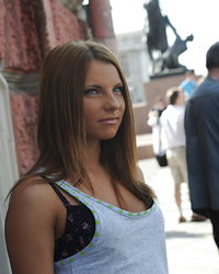 Сексуальная девка позирует в городе возле местных достопримечательностей 2 фотография Сексуальная девка позирует в городе возле местных достопримечательностей 2 фотография