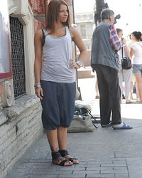 Сексуальная девка позирует в городе возле местных достопримечательностей 4 фотография Сексуальная девка позирует в городе возле местных достопримечательностей 4 фотография