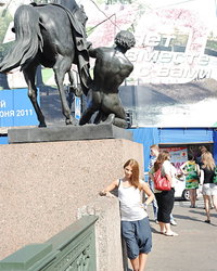 Сексуальная девка позирует в городе возле местных достопримечательностей 7 фотография Сексуальная девка позирует в городе возле местных достопримечательностей 7 фотография