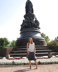 Сексуальная девка позирует в городе возле местных достопримечательностей 13 фотография Сексуальная девка позирует в городе возле местных достопримечательностей 13 фотография