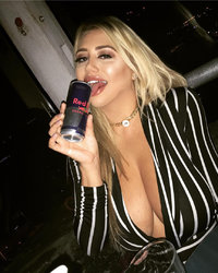 Подборка телочек с большими дойками и крупными сосками 17 фотография Подборка телочек с большими дойками и крупными сосками 17 фотография